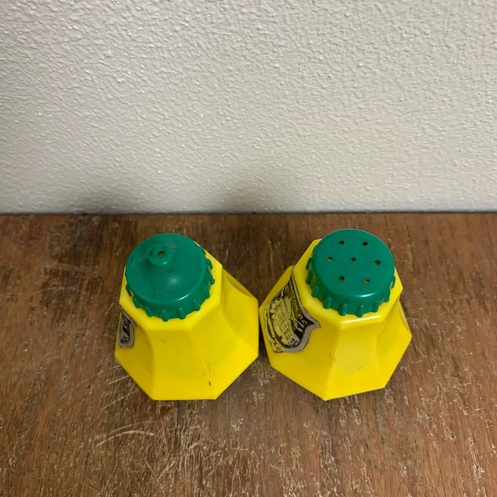 VTG plastic green‎ & yellow Washington DC souvenir tourist salt & pepper shakers